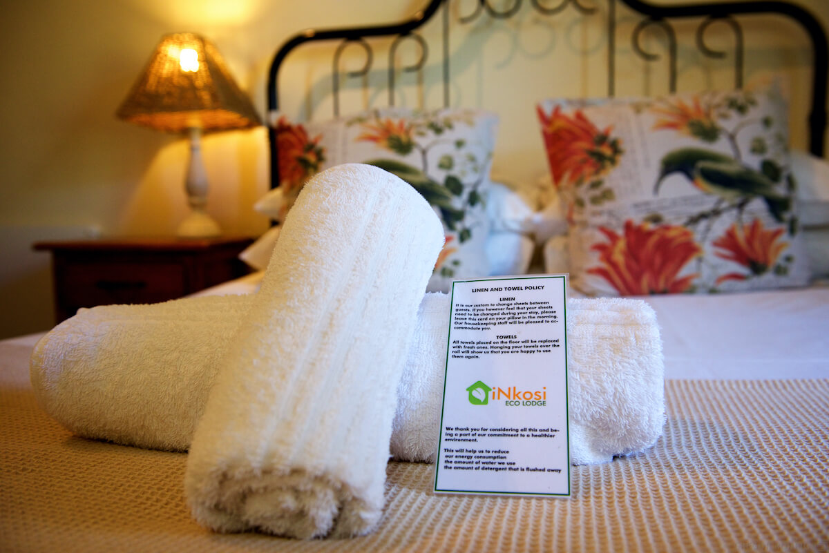 Towels on the bed at Inkosi Eco Lodge.